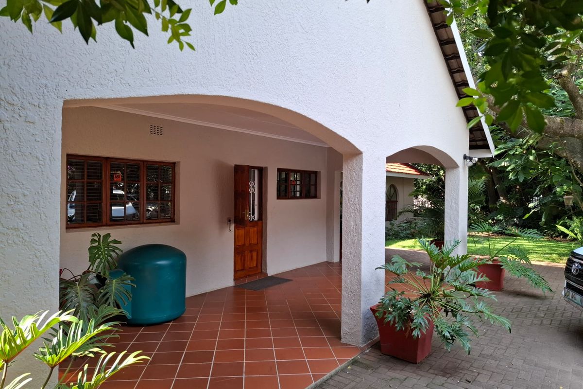 Expansive Family Home with Pool, Flat & Office for Sale in Safari Gardens Rustenburg - Photo 2