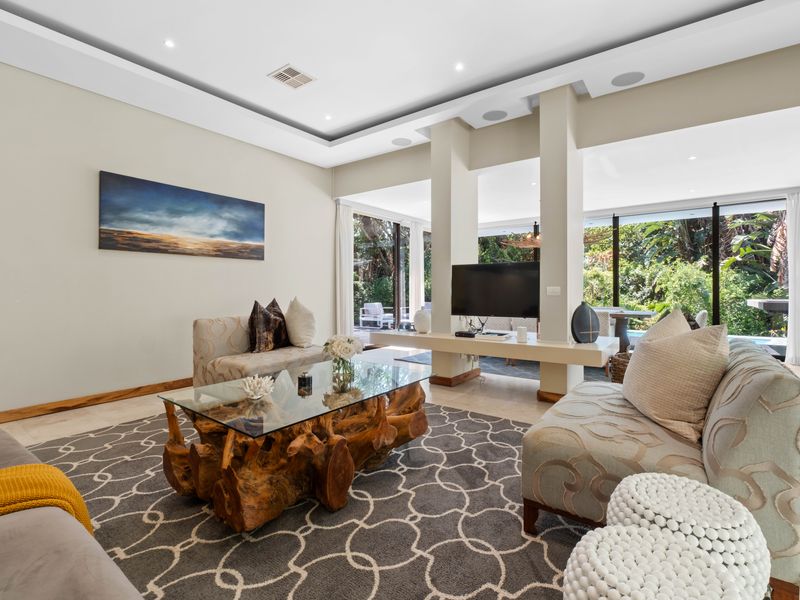 Stunning Luxury Home in Tranquil Zimbali Estate - Photo 10