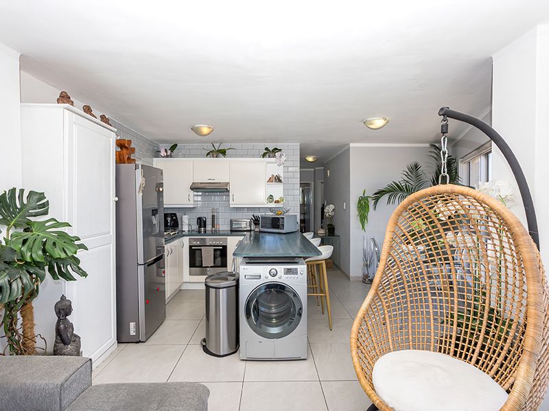 Stunning high-rise corner apartment - Photo 9