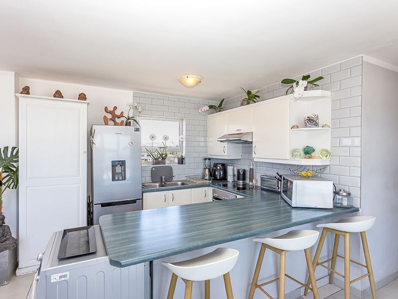 Stunning high-rise corner apartment - Photo 8