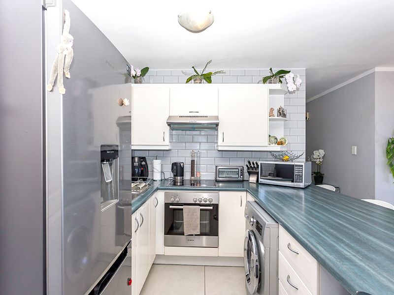 Stunning high-rise corner apartment - Photo 6