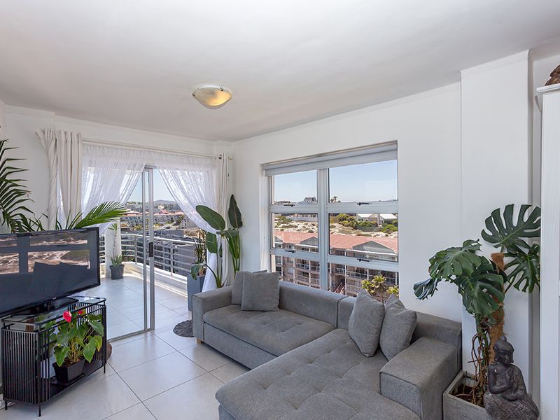 Stunning high-rise corner apartment - Photo 3