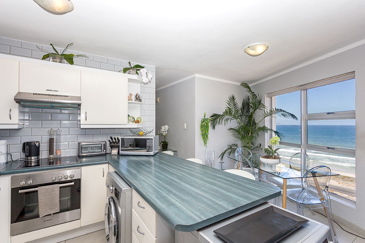 Stunning high-rise corner apartment - Photo 5