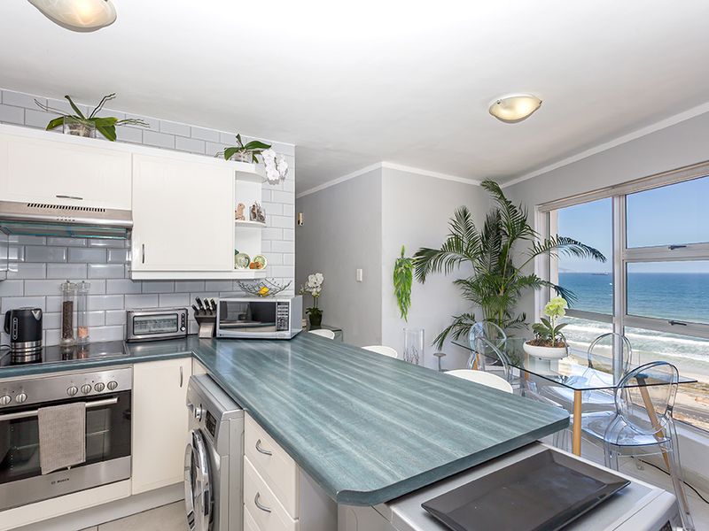 Stunning high-rise corner apartment - Photo 5