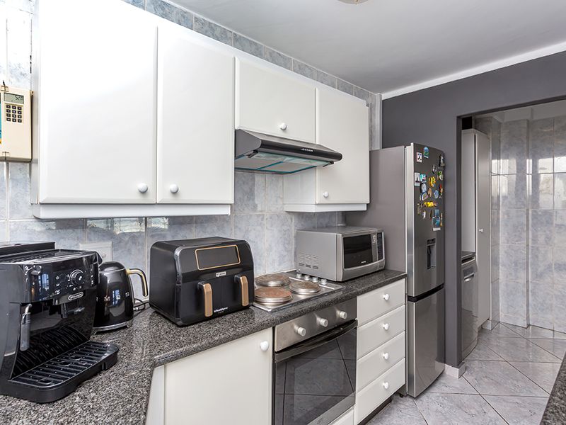 Stunning 3 bedroom apartment with ocean views - Photo 10