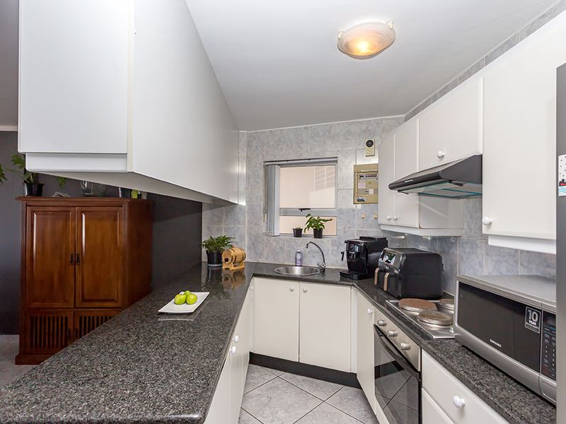 Stunning 3 bedroom apartment with ocean views - Photo 9