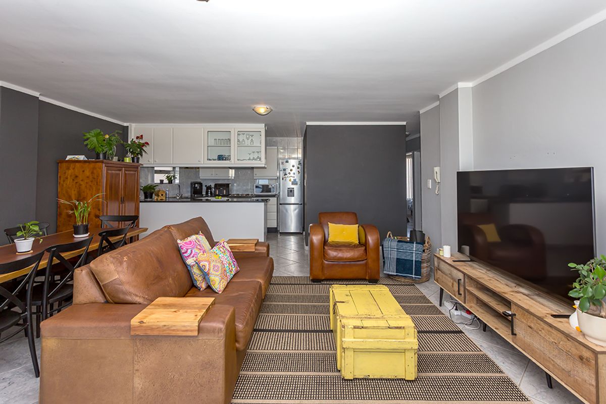 Stunning 3 bedroom apartment with ocean views - Photo 3