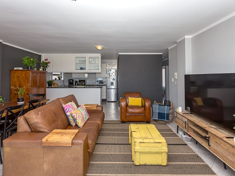 Stunning 3 bedroom apartment with ocean views - Photo 3