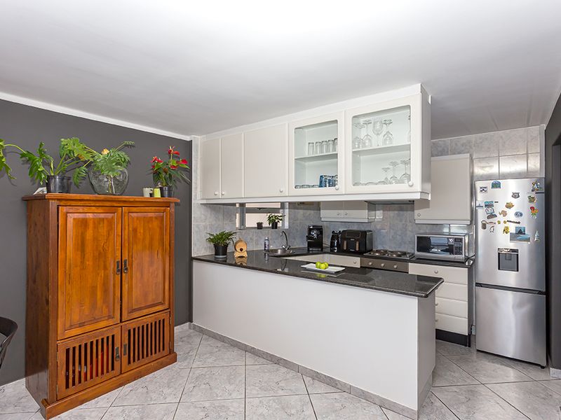 Stunning 3 bedroom apartment with ocean views - Photo 8