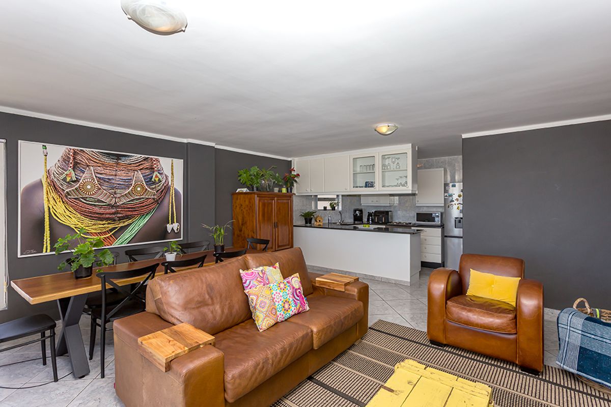 Stunning 3 bedroom apartment with ocean views - Photo 4