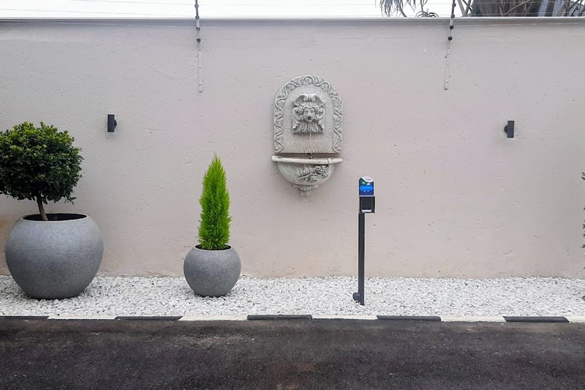 Modern Secure Living!!! - Photo 2