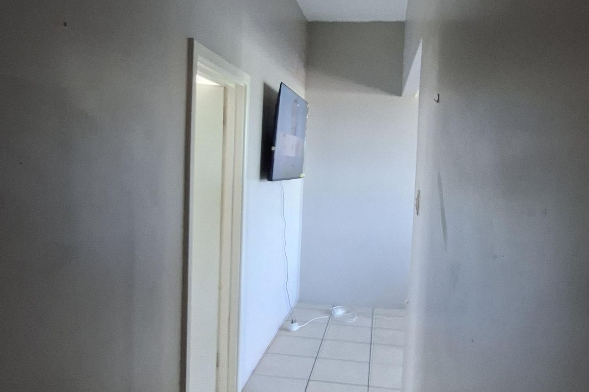 CALLING ALL INVESTORS: PRIME LOCATION FOR STUDENT ACCOM & BUILD EQUITY IN THIS RARE BLOCK OF FLATS - Photo 4