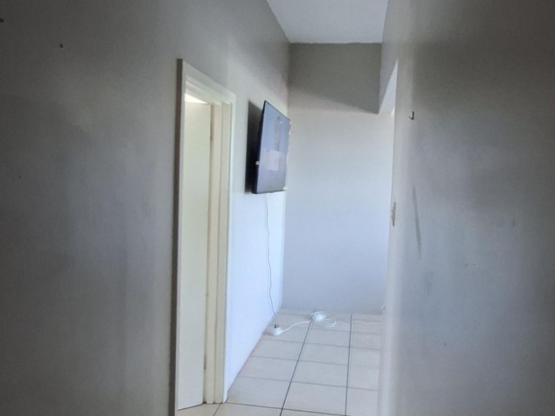 CALLING ALL INVESTORS: PRIME LOCATION FOR STUDENT ACCOM & BUILD EQUITY IN THIS RARE BLOCK OF FLATS - Photo 4