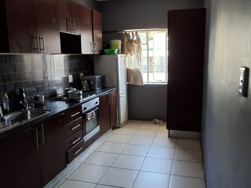 CALLING ALL INVESTORS: PRIME LOCATION FOR STUDENT ACCOM & BUILD EQUITY IN THIS RARE BLOCK OF FLATS - Photo 7