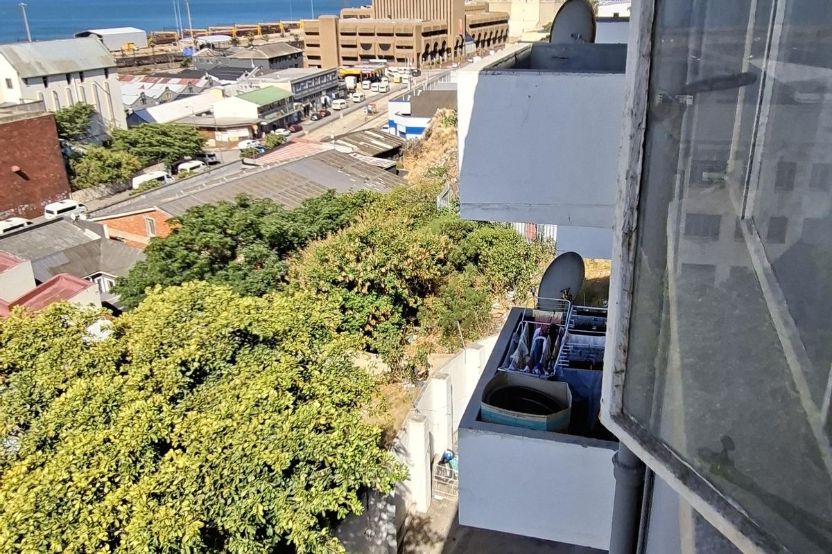 CALLING ALL INVESTORS: PRIME LOCATION FOR STUDENT ACCOM & BUILD EQUITY IN THIS RARE BLOCK OF FLATS - Photo 3