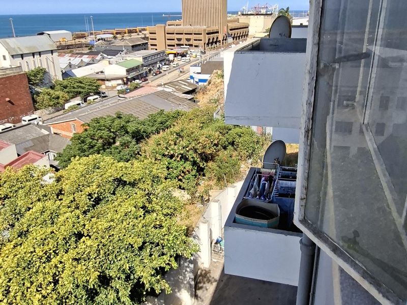 CALLING ALL INVESTORS: PRIME LOCATION FOR STUDENT ACCOM & BUILD EQUITY IN THIS RARE BLOCK OF FLATS - Photo 3