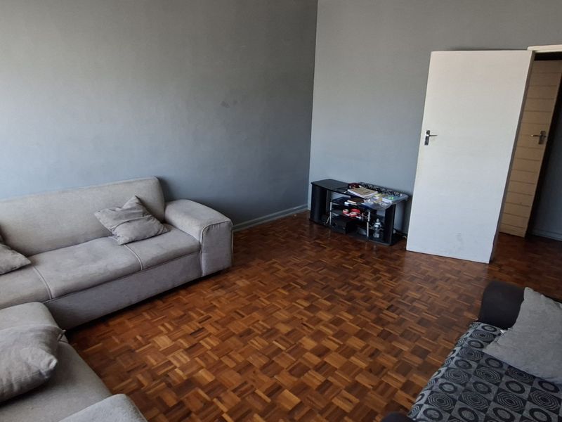 CALLING ALL INVESTORS: PRIME LOCATION FOR STUDENT ACCOM & BUILD EQUITY IN THIS RARE BLOCK OF FLATS - Photo 6