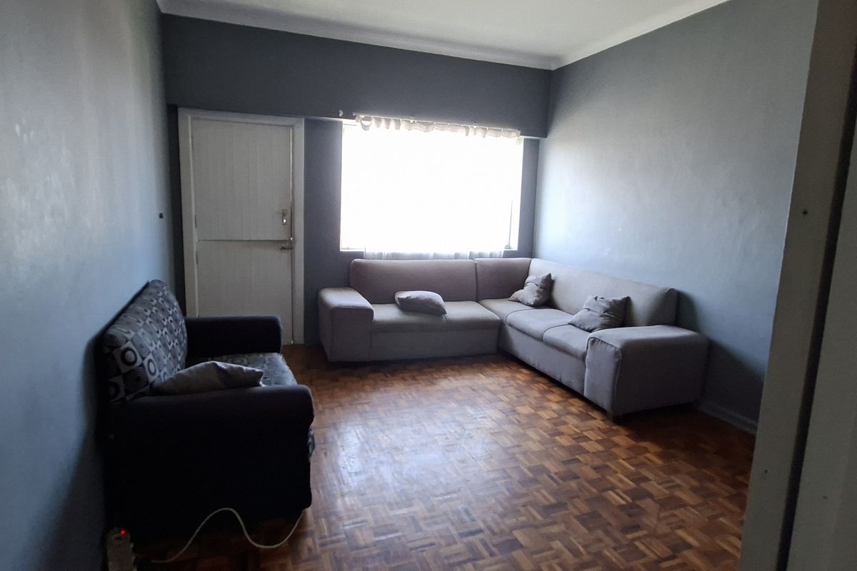 CALLING ALL INVESTORS: PRIME LOCATION FOR STUDENT ACCOM & BUILD EQUITY IN THIS RARE BLOCK OF FLATS - Photo 5