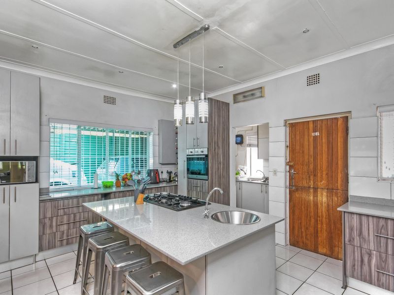 PRICE REDUCED!!! AN IMMACULATE LARGE FAMILY HOME, WITH ALL THE AMENITIES YOU NEED!!! - Photo 7