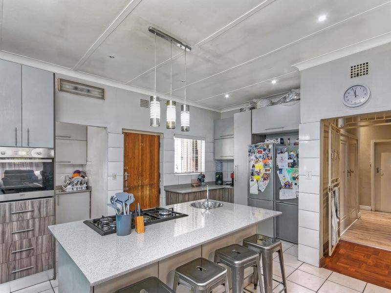 PRICE REDUCED!!! AN IMMACULATE LARGE FAMILY HOME, WITH ALL THE AMENITIES YOU NEED!!! - Photo 8