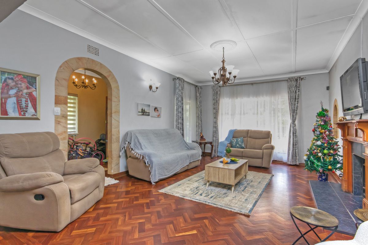 PRICE REDUCED!!! AN IMMACULATE LARGE FAMILY HOME, WITH ALL THE AMENITIES YOU NEED!!! - Photo 3