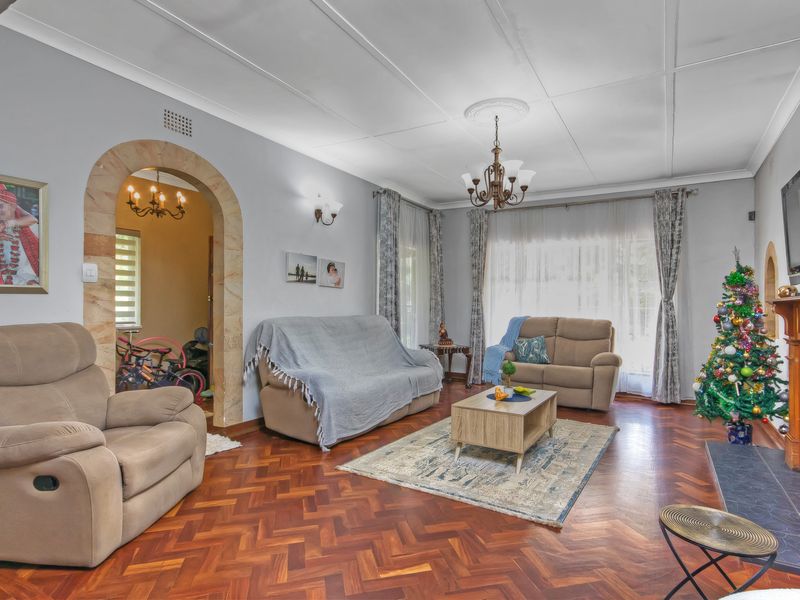 PRICE REDUCED!!! AN IMMACULATE LARGE FAMILY HOME, WITH ALL THE AMENITIES YOU NEED!!! - Photo 3