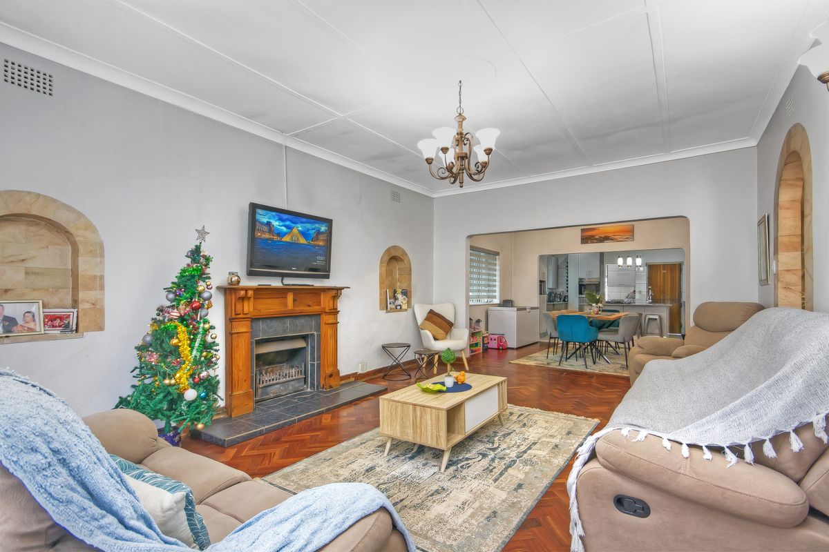 PRICE REDUCED!!! AN IMMACULATE LARGE FAMILY HOME, WITH ALL THE AMENITIES YOU NEED!!! - Photo 4