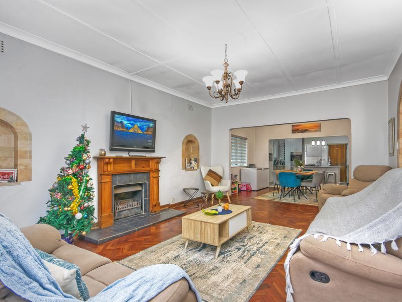 PRICE REDUCED!!! AN IMMACULATE LARGE FAMILY HOME, WITH ALL THE AMENITIES YOU NEED!!! - Photo 4