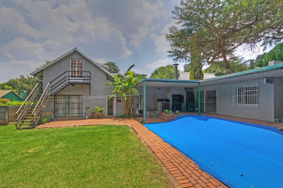 PRICE REDUCED!!! AN IMMACULATE LARGE FAMILY HOME, WITH ALL THE AMENITIES YOU NEED!!! - Photo 2