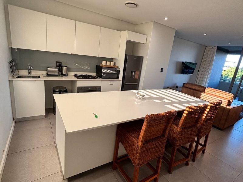 Modern Upmarket 2-Bed, 2-Bath Apartment with Scenic Views - Photo 2