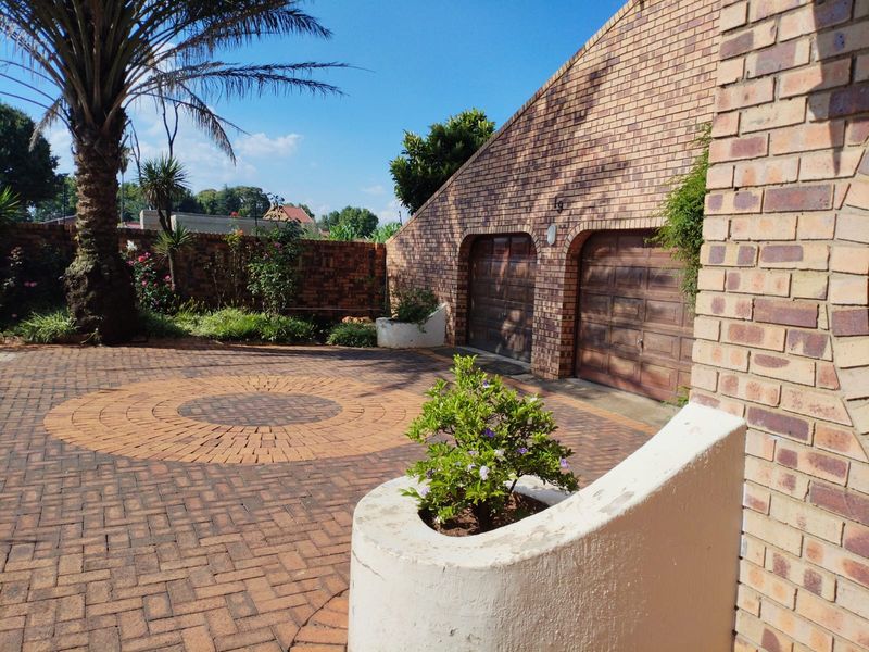 Stunning Family home in Bakerton - Photo 2