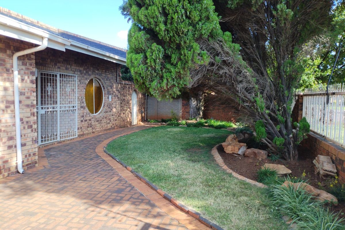 Stunning Family home in Bakerton - Photo 3