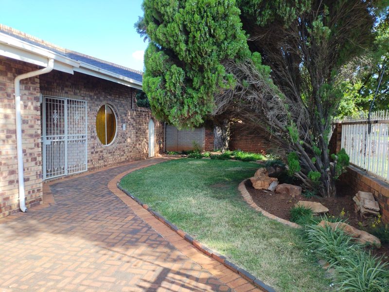 Stunning Family home in Bakerton - Photo 3