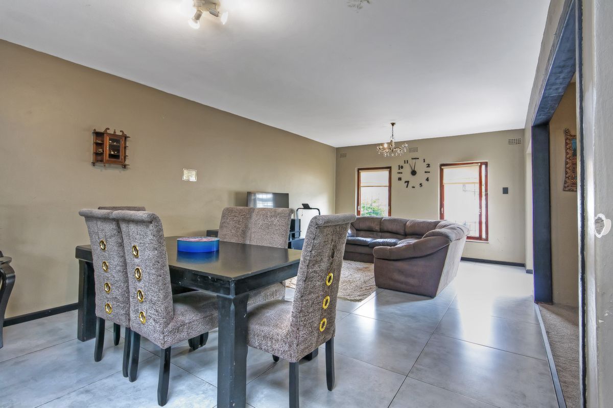 MORE SPACE, MORE STYLE - A DUPLEX TOWNHOUSE THAT'S MADE FOR LIVING!!! - Photo 3