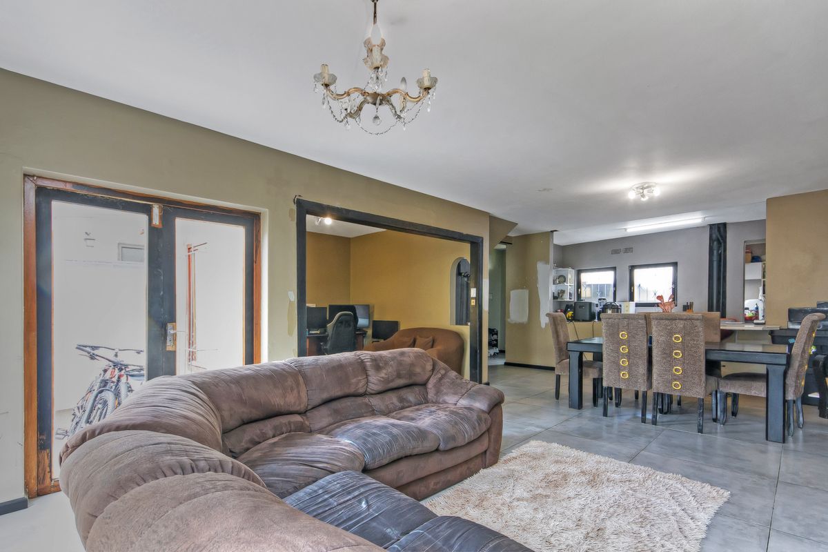 MORE SPACE, MORE STYLE - A DUPLEX TOWNHOUSE THAT'S MADE FOR LIVING!!! - Photo 2