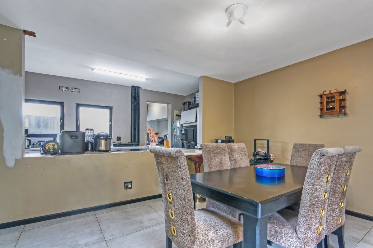 MORE SPACE, MORE STYLE - A DUPLEX TOWNHOUSE THAT'S MADE FOR LIVING!!! - Photo 4