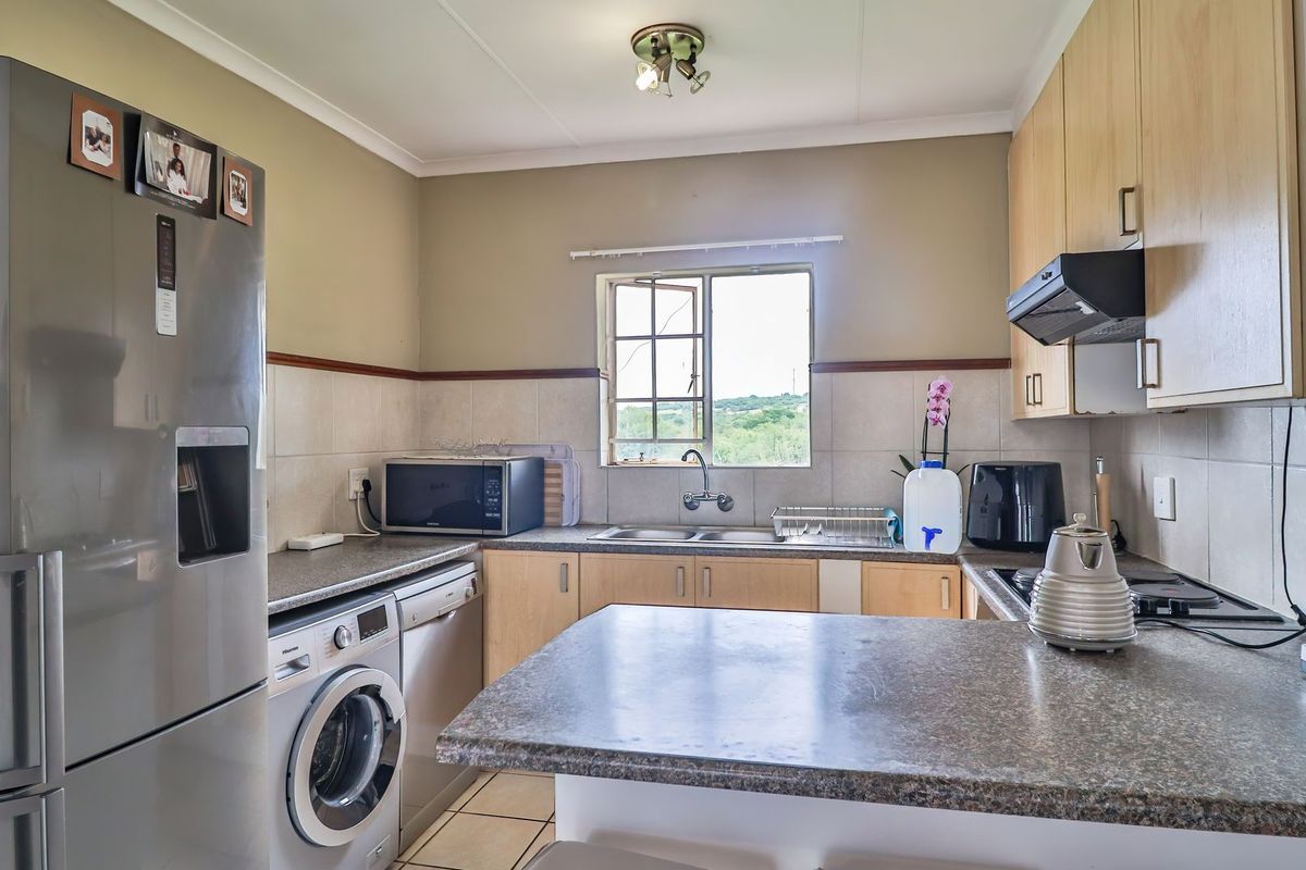 2 Bed Apartment in Equestria - Photo 4