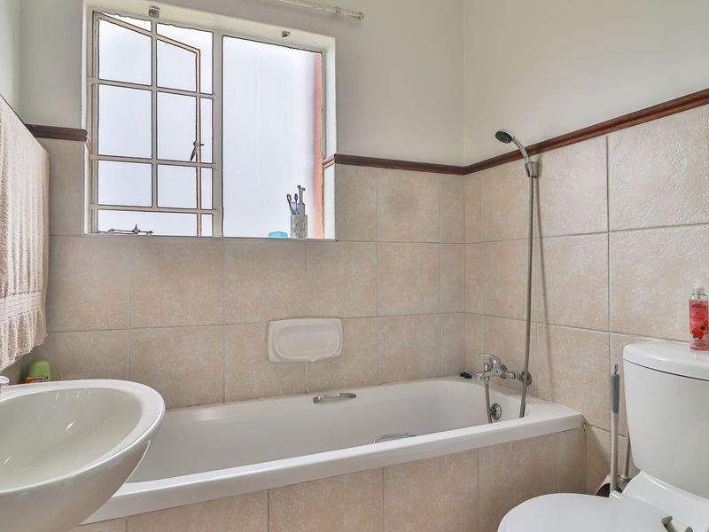 2 Bed Apartment in Equestria - Photo 8