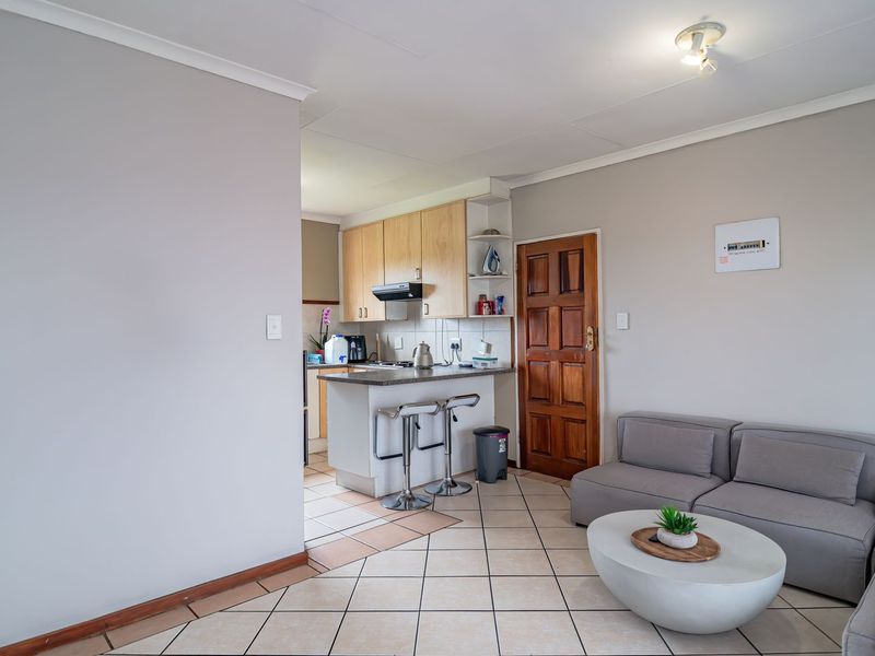 2 Bed Apartment in Equestria - Photo 2