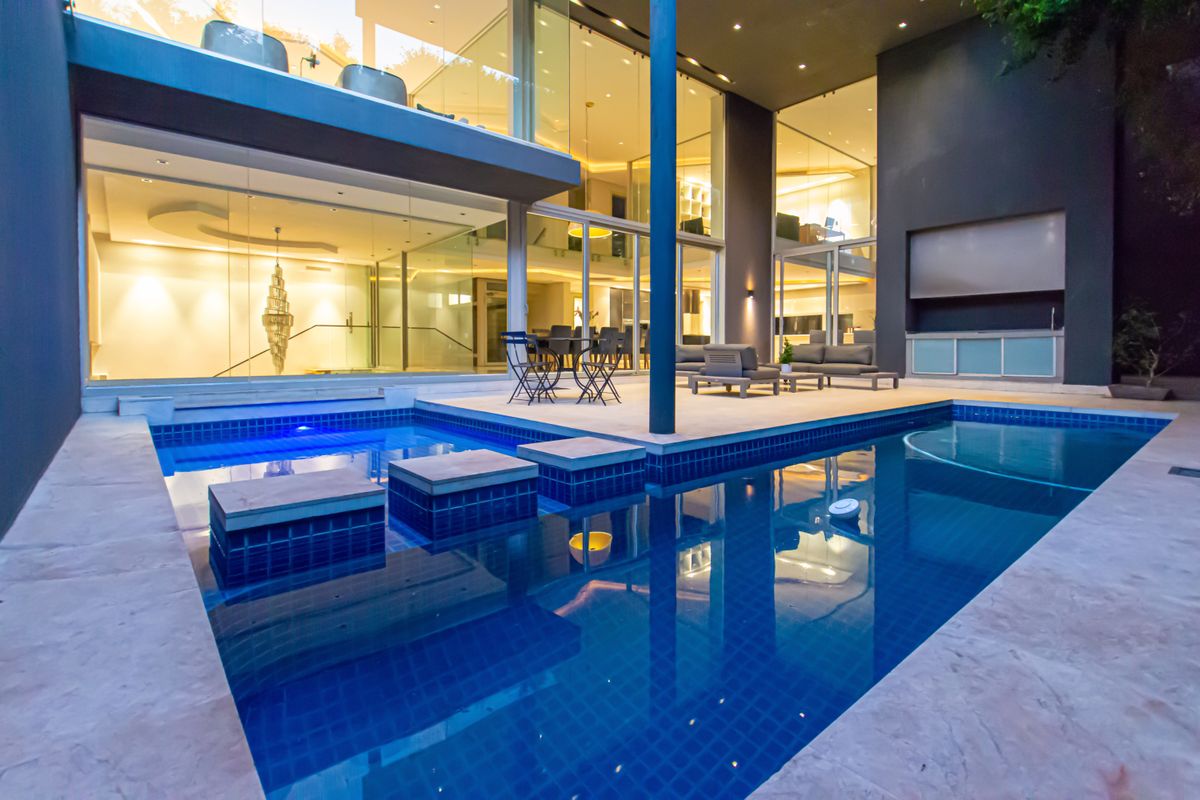 Elevated Living with Architectural Excellence. Iconic Views - Photo 2