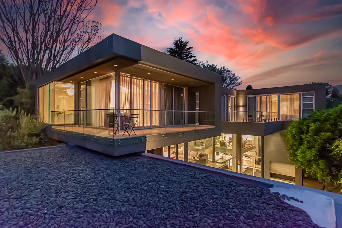 Elevated Living with Architectural Excellence. Iconic Views - Photo 4