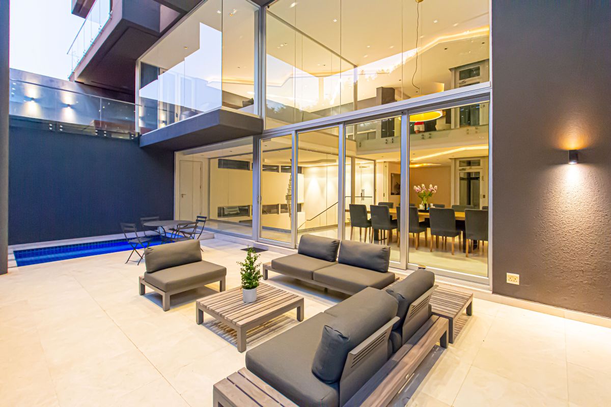 Elevated Living with Architectural Excellence. Iconic Views - Photo 5