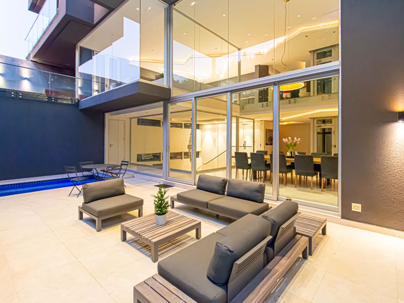 Elevated Living with Architectural Excellence. Iconic Views - Photo 5