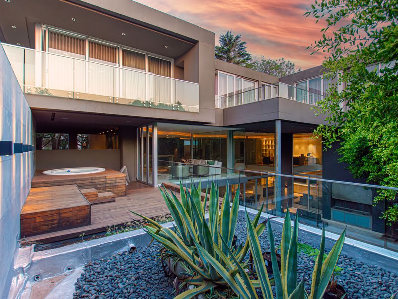 Elevated Living with Architectural Excellence. Iconic Views - Photo 9