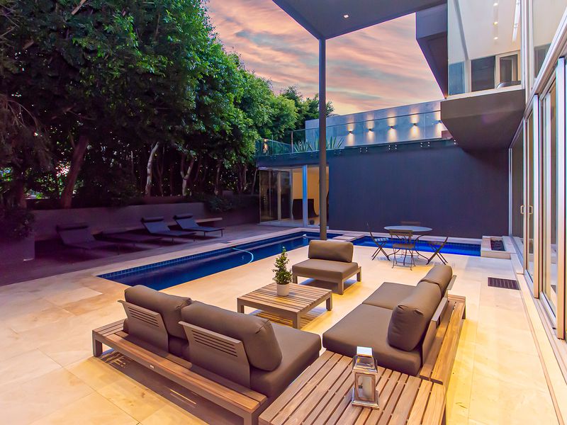 Elevated Living with Architectural Excellence. Iconic Views - Photo 10