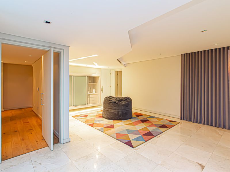 Elevated Living with Architectural Excellence. Iconic Views - Photo 7