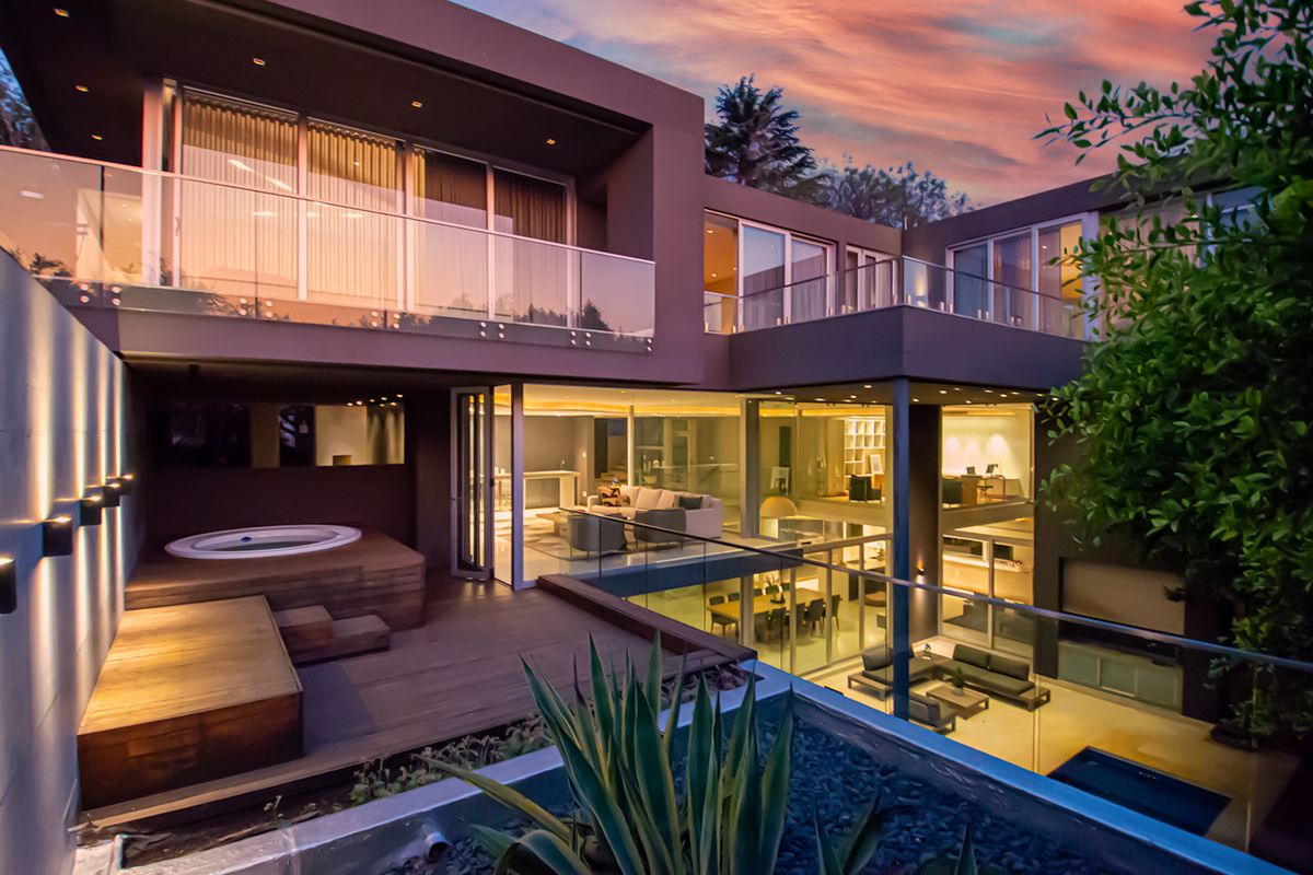 Elevated Living with Architectural Excellence. Iconic Views - Photo 3