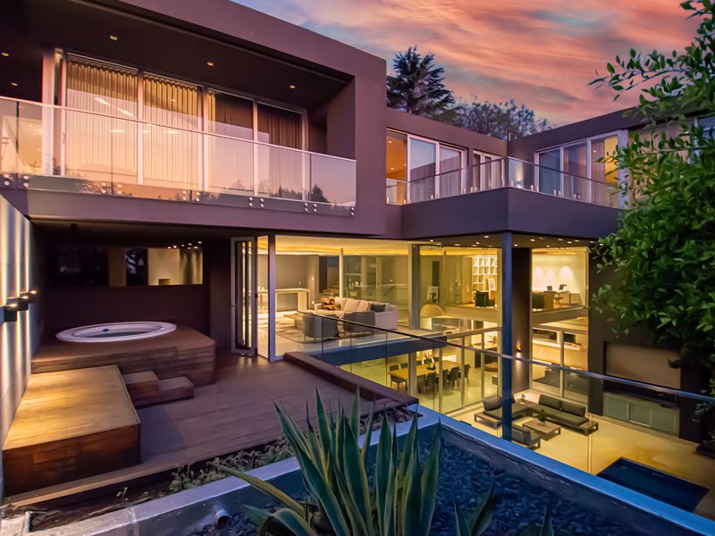 Elevated Living with Architectural Excellence. Iconic Views - Photo 3