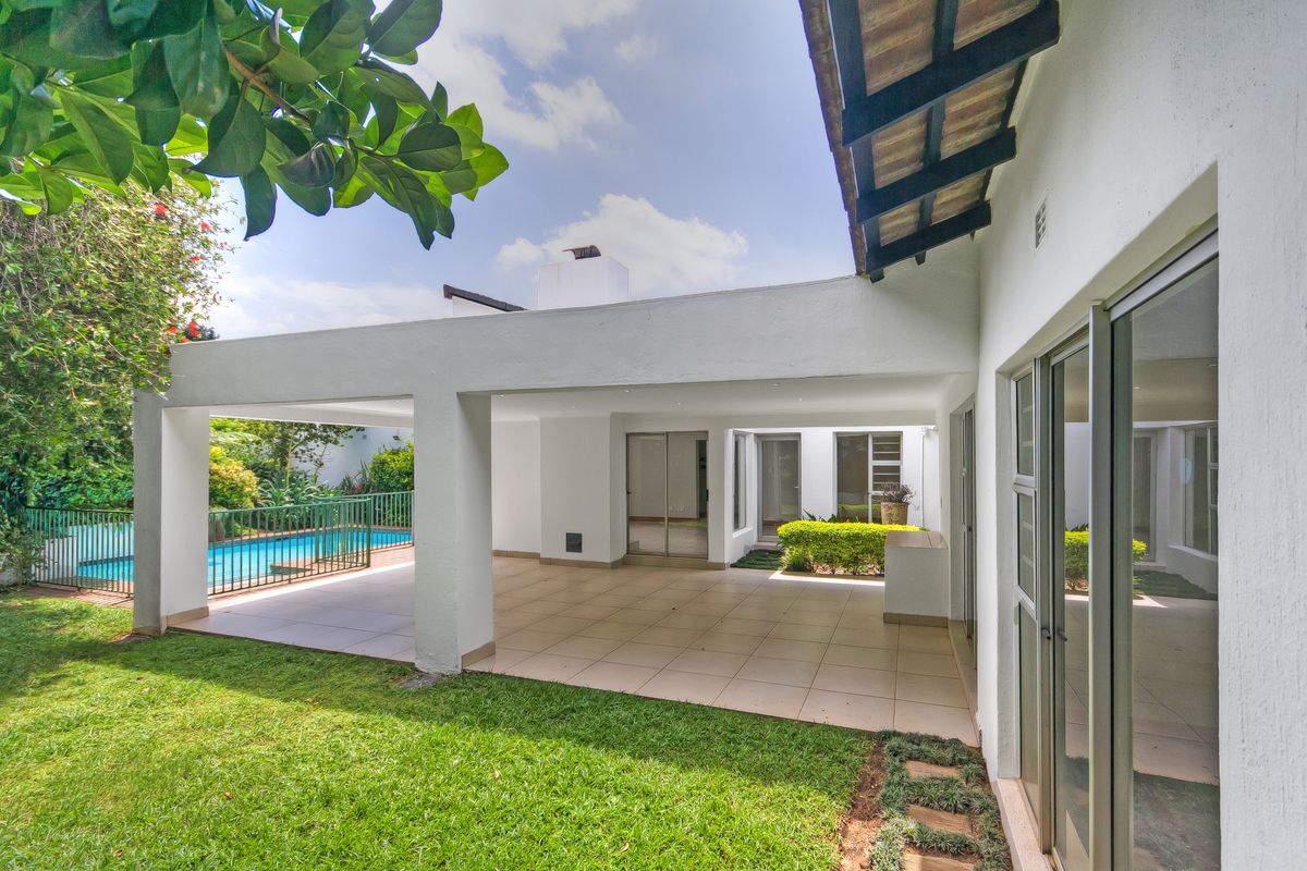 Immaculate 3 Bed simplex - Photo 2