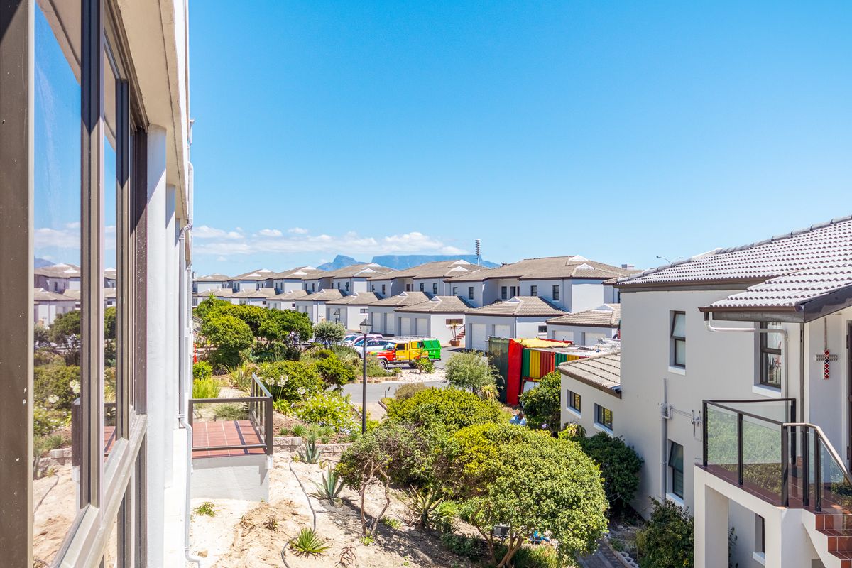 2 Bedroom Fully Furnished apartment within walking distance to the beach. - Photo 2